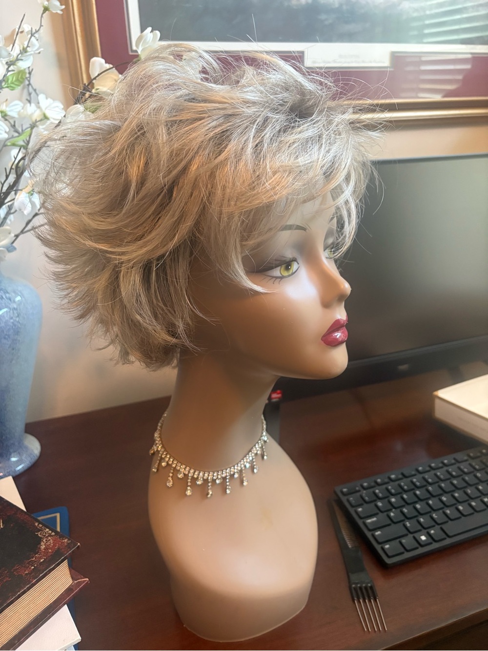 Short Layered Women's Wig in Ash Blonde - Elegant Everyday Style
